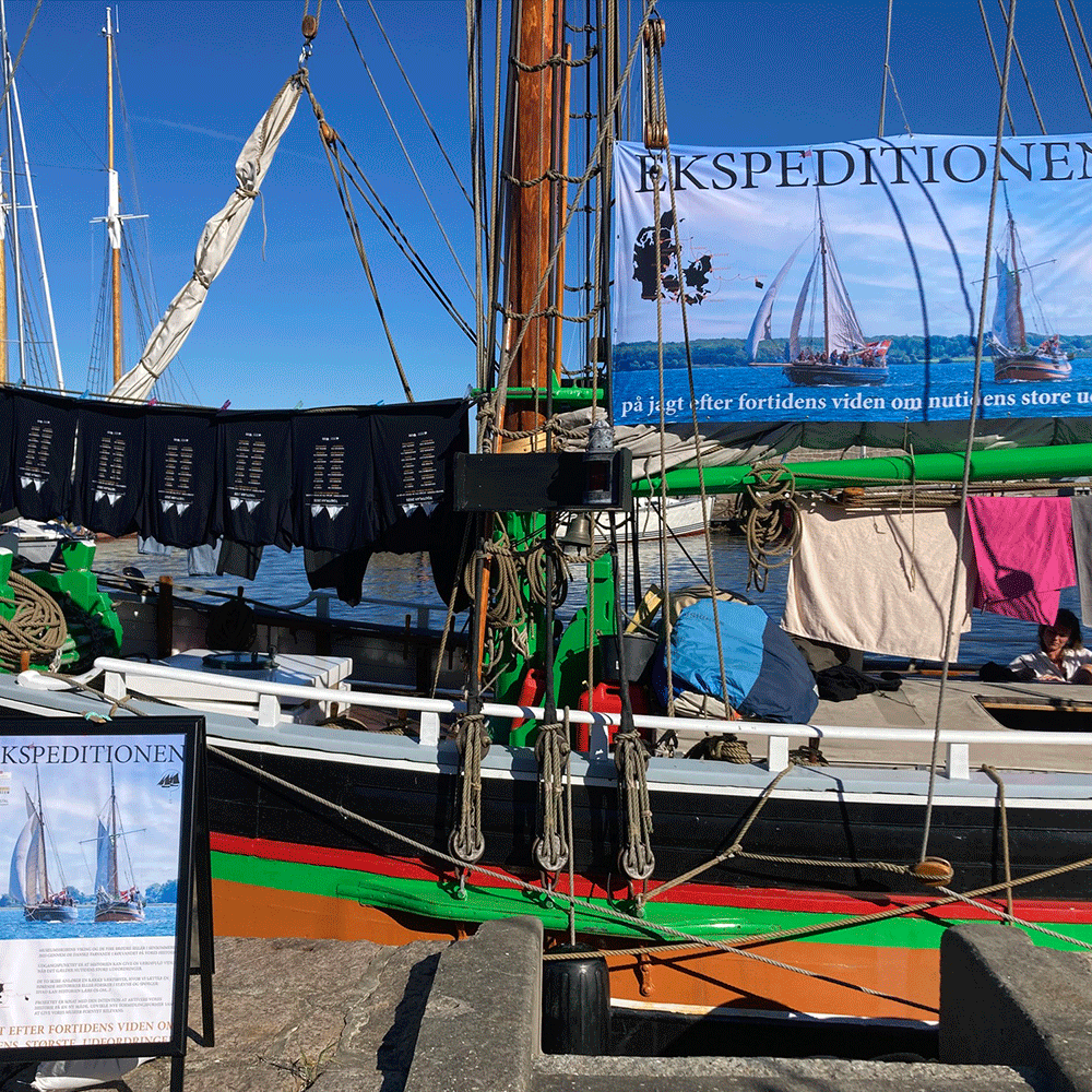 'Ekspeditionen på jagt efter de største spørgsmål' Ekspeditionen blev indledt i Svendborg den 11. august 2025. Her lagde Svendborg Museum og Marstal Søfartsmuseums ekspeditionsskibe, 'Viking' og 'De fire brødre', fra kaj.