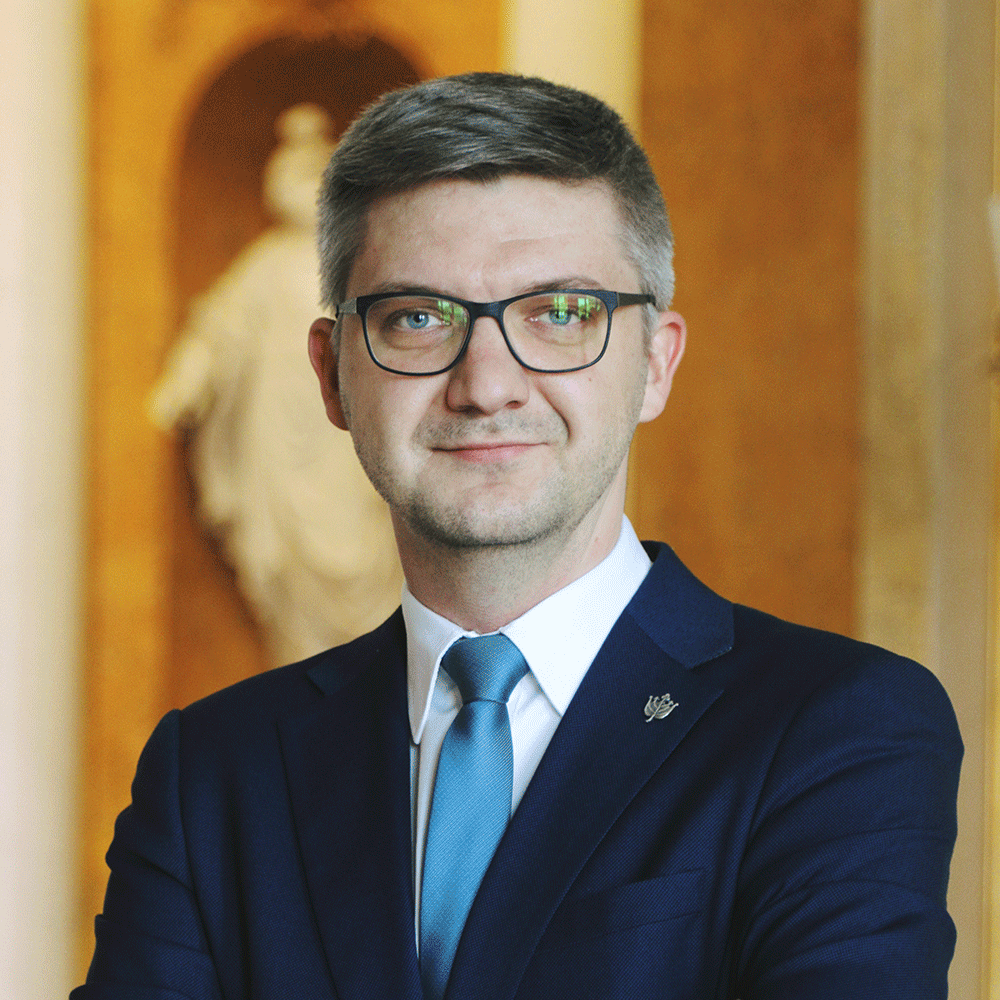 Bertel Thorvaldsen lavede statuer af nogle af tidens store polske personligheder og blev på den måde hvirvlet ind i et politisk og nationalt spil. Hans rytterstatue af hærføreren og frihedskæmperen Jozef Poniatowski var så kontroversiel, at den blev konfiskeret af de russiske myndigheder, og sammen med andre nationale klenodier var den et særskilt emne under de polsk-russiske fredsforhandlinger i 1921. Nogle af hans statuer blev ødelagt under 2. verdenskrig, men møjsommeligt genskabt og genopstillet på prominente pladser i Warszawa. Hør den polske historiker Mariusz Kolmasiak, forsker ved Lazienki-museet i Warszawa, fortælle om Thorvaldsens kunst og dens politiske og nationale betydning i Polen.