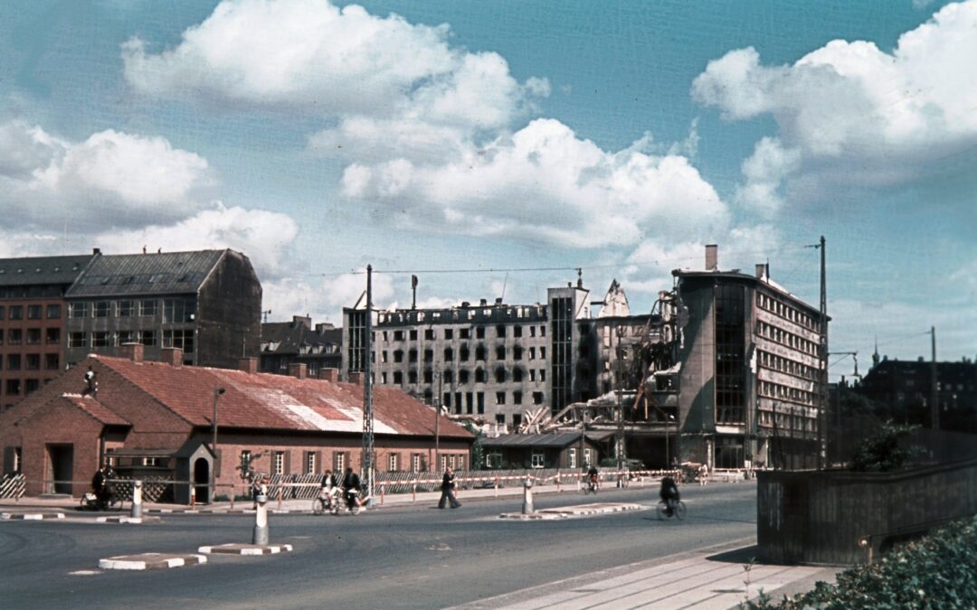 Det sønderbombede og udbrændte Shellhuset i sommeren 1945. Foto venligst udlånt af Dines Bogø