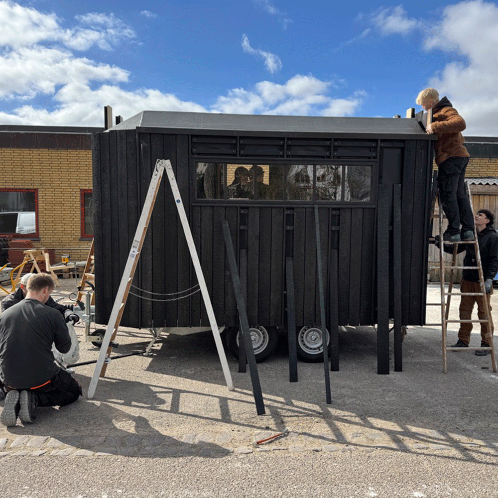 'Rejsen mod Frihed' er et nyskabende formidlingsinitiativ med en mobil formidlingsvogn. Vognen blev udviklet i tæt samarbejde med erhvervsskoler i hele landet, hvor eleverne ikke blot var modtagere, men aktive medudviklere og producenter.