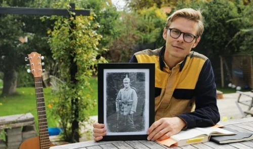 Lars Malm med et fotografi af Kresten Andersen, hvis dagbøger og breve han har skrevet sit nye album over. Foto: Alexander Leicht Rygaard, Grænseforeningen.