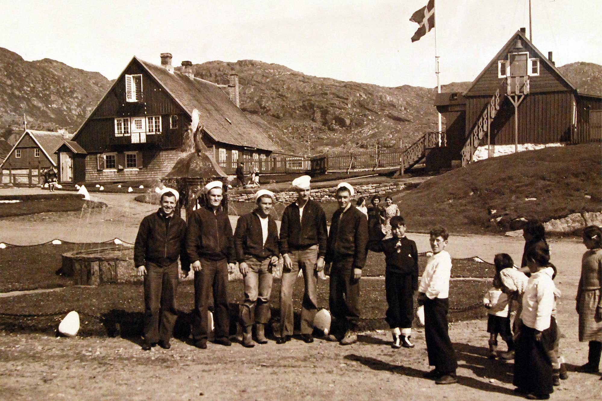 freecompress-USA-på-grønland Amerikanske sømænd fra skibet USS Bear på Torvet i Julianehab, Grønland i 1944.