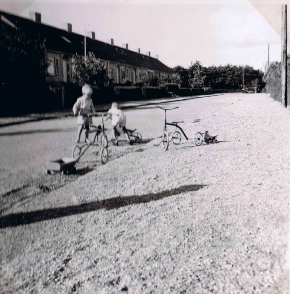 Legende børn på Pilevangen i Brøndby Strand i 1950'erne eller 60'erne. Forstad. Husmor.