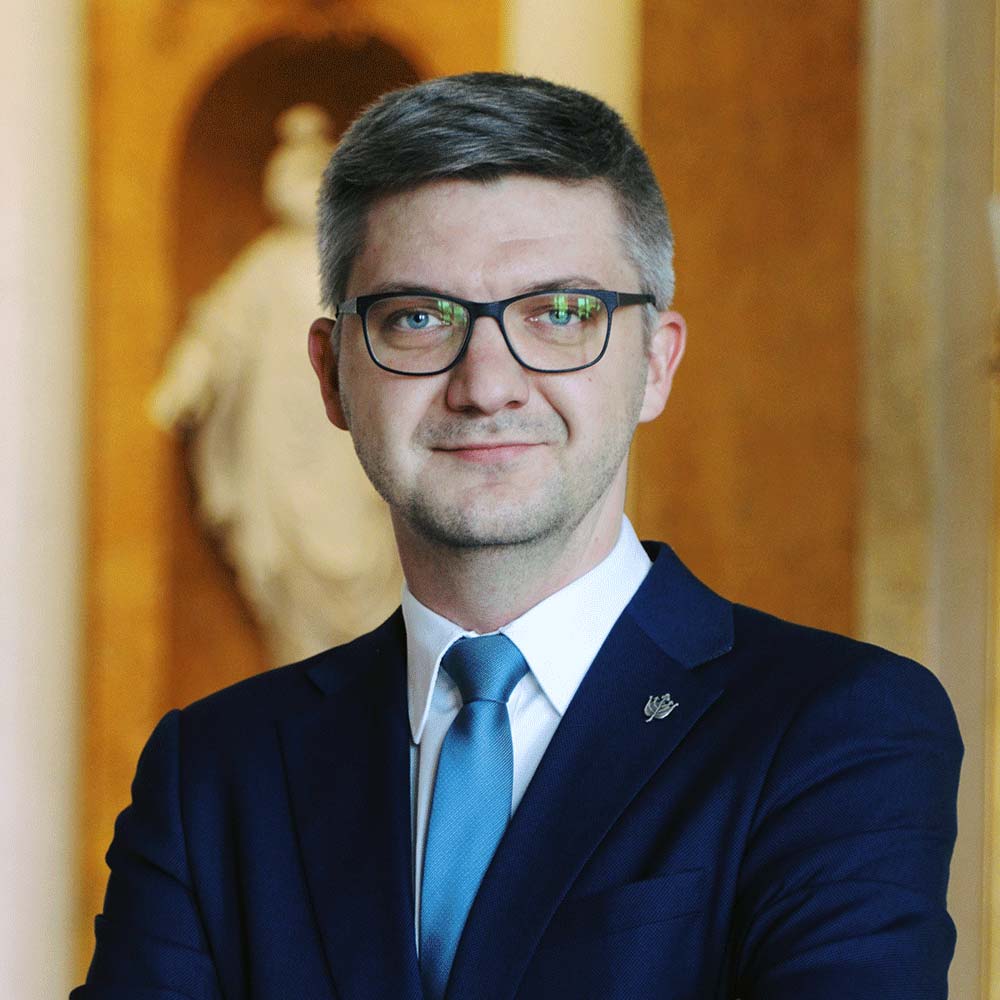 Bertel Thorvaldsen lavede statuer af nogle af tidens store polske personligheder og blev på den måde hvirvlet ind i et politisk og nationalt spil. Hans rytterstatue af hærføreren og frihedskæmperen Jozef Poniatowski var så kontroversiel, at den blev konfiskeret af de russiske myndigheder, og sammen med andre nationale klenodier var den et særskilt emne under de polsk-russiske fredsforhandlinger i 1921. Nogle af hans statuer blev ødelagt under 2. verdenskrig, men møjsommeligt genskabt og genopstillet på prominente pladser i Warszawa. Hør den polske historiker Mariusz Kolmasiak, forsker ved Lazienki-museet i Warszawa, fortælle om Thorvaldsens kunst og dens politiske og nationale betydning i Polen.