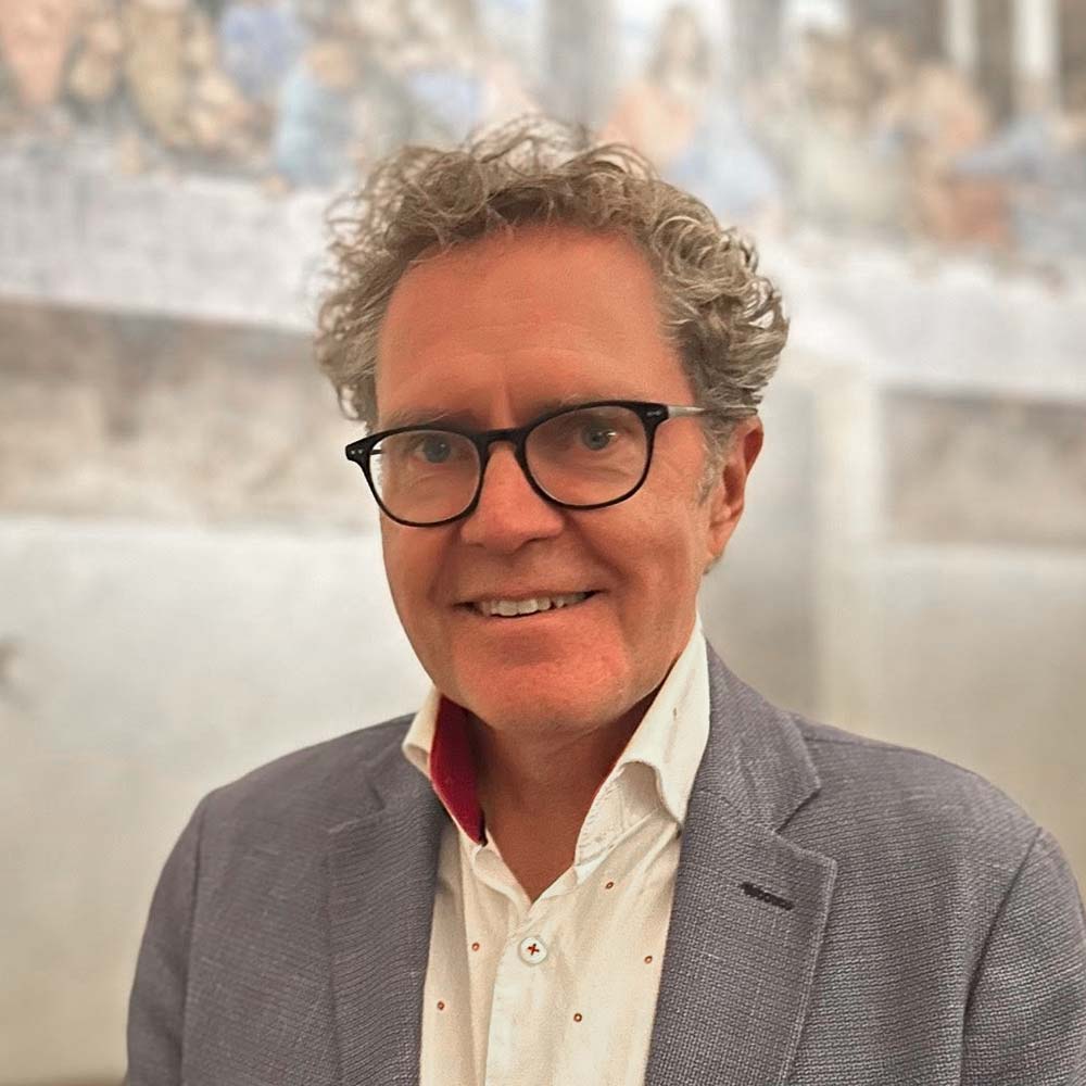 Italien var centrum for Europas første store imperium og hjemsted for renæssancen. Landet har lagt jord til store personligheder som Julius Cæsar, Frans af Assisi og Giuseppe Garibaldi – og intrigante paver, hærgende barbarer og kunstneriske genier. Den canadiske historiker og forfatter Ross King tager os med på en panoramisk gennemgang af tre tusind års italiensk historie.