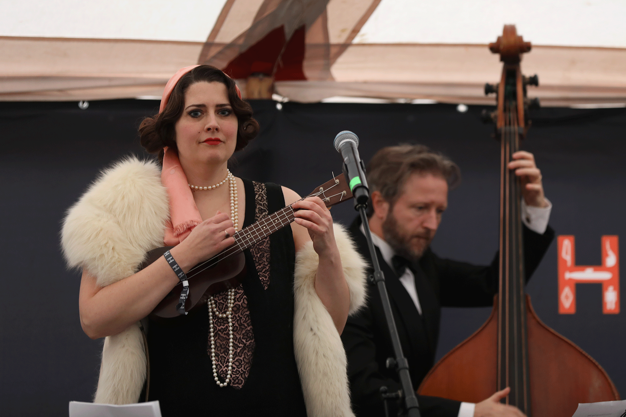 The Ritzy Onions anført af sangerinde Asta Thorboe leverer 20’ernes lydspor i form af hot swing jazz, hvis inciterende hornriffs og synkoperede rytmer kunne få enhver til at komme i festligt humør. Foto: Nikolaj Carlsen.