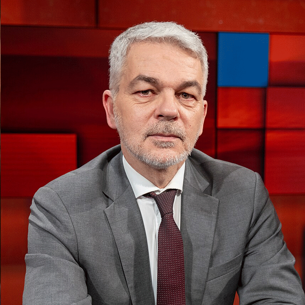 Er historien ved at gentage sig i Europa? Med udgangspunkt i Nazitysklands første militære udfald – besættelsen og remilitariseringen Rhinlandets i marts 1936 – drøfter Carlo Masala, som er professor i international politik ved Bundeswehr-universitetet i München og forfatter til bogen ’Hvis Rusland vinder’, med seniorforsker ved Institutt for Forsvarsstudier i Oslo Niels Bo Poulsen, hvordan historiske analogier kan bruges i den nuværende sikkerhedspolitiske tænkning. Der stilles også skarpt på spørgsmålet om, hvordan tysk og europæisk historie indgår i tyske politiske og militære beslutningstageres beslutningsgrundlag og verdensbillede.