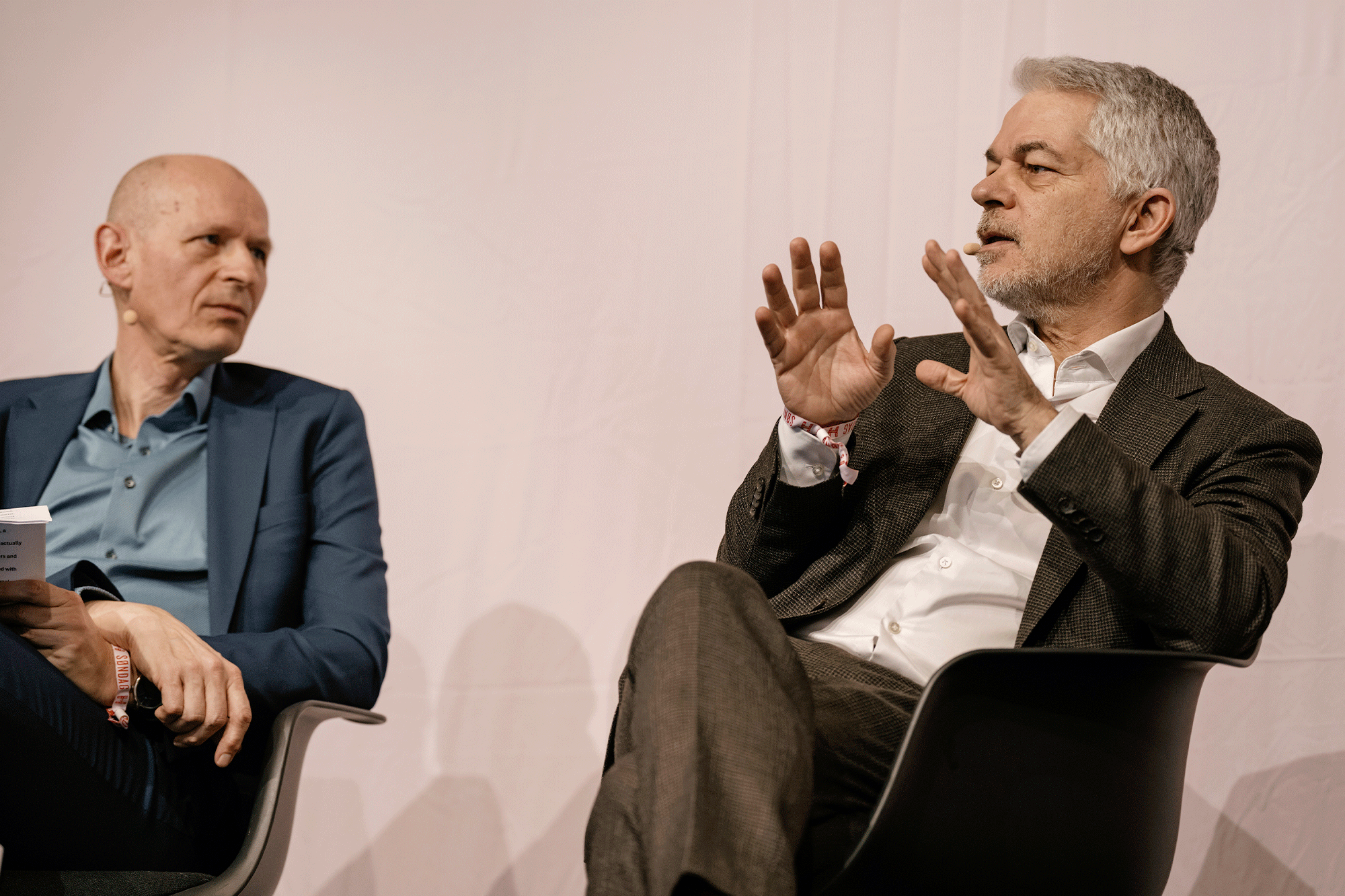 Er historien ved at gentage sig i Europa? Med udgangspunkt i Nazitysklands første militære udfald – besættelsen og remilitariseringen Rhinlandets i marts 1936 – drøfter Carlo Masala, som er professor i international politik ved Bundeswehr-universitetet i München og forfatter til bogen ’Hvis Rusland vinder’, med seniorforsker ved Institutt for Forsvarsstudier i Oslo Niels Bo Poulsen, hvordan historiske analogier kan bruges i den nuværende sikkerhedspolitiske tænkning. Foto: Martin Dam Kristensen.