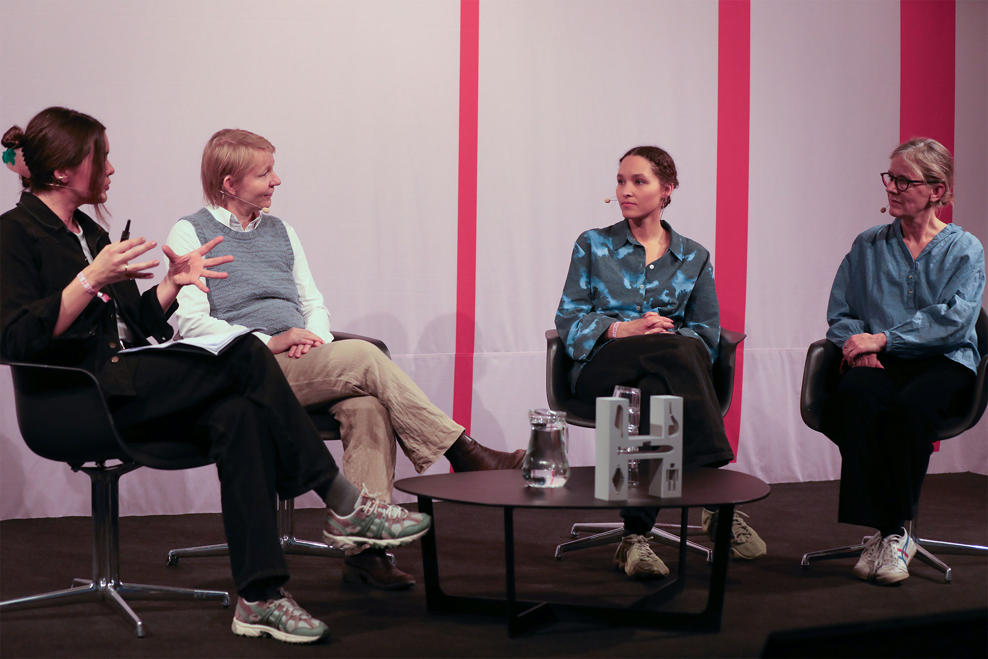 nyheder_cecilie_nielsen_nola_gaardmand_2000px DR-vært og historiker Cecilie Nielsen, historiker Gunvor Simonsen. vært Nola Grace Gaardmand og producent Ane Saalbach diskuterer DR-serien "Slave af Danmark" og Danmarks fortid som kolonimagt. Foto: Nikolaj Carlsen.