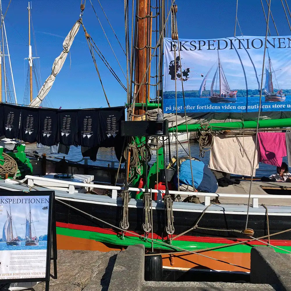 'Ekspeditionen på jagt efter de største spørgsmål' Ekspeditionen blev indledt i Svendborg den 11. august 2025. Her lagde Svendborg Museum og Marstal Søfartsmuseums ekspeditionsskibe, 'Viking' og 'De fire brødre', fra kaj.