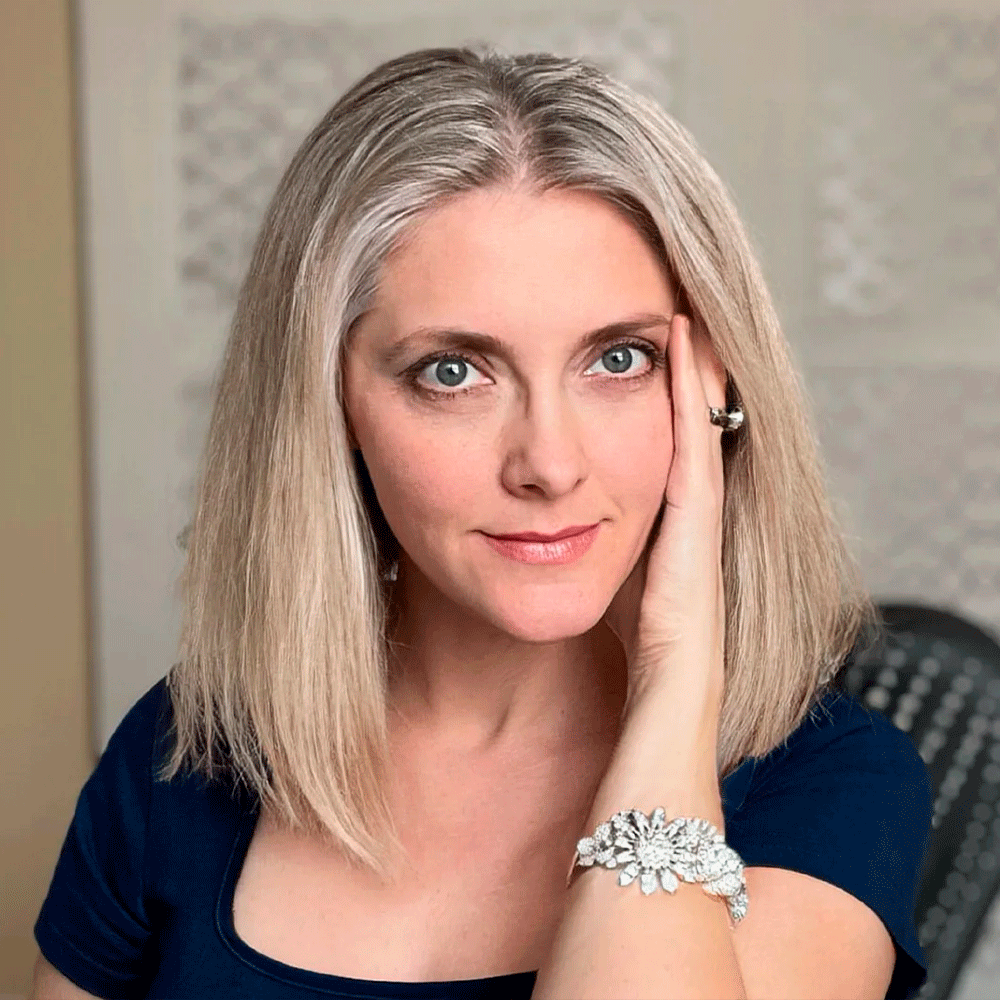 Det historiske forhold mellem USA og Rusland er notorisk kompliceret. Fra USA's køb af det indtil da russiske Alaska i 1867 over den kolde krigs intense rivalisering til Putins fremkomst har de to stormagter stået overfor hinanden utallige gange som konkurrenter, fjender og samarbejdspartnere. Mød den russiske historiker Elvira Bary, som gennem mange år har været bosiddende i USA. Hun taler med Ida Sparre-Ulrich, chefredaktør på Det Udenrigspolitiske Selskabs magasin ’Udenrigs’, om USA og Ruslands sammenfiltrede forhold og viser, hvordan politiske interesser, usikkerhed og behovet for gensidig anerkendelse – snarere end skæbnebestemt fjendtlighed – har lagt grund til forholdet mellem de to stormagter.