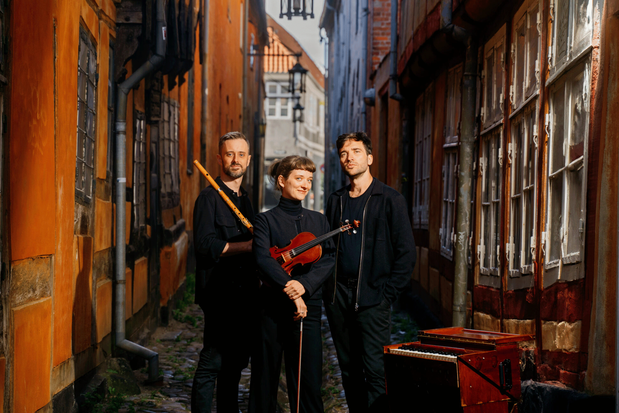 Pianist, radiovært og musikformidler Julian Svejgaard spiller og fortæller sammen med sine kolleger i gruppen Farvergade, violinist Clara Tesch og fløjtenist Mads Kjøller-Henningsen