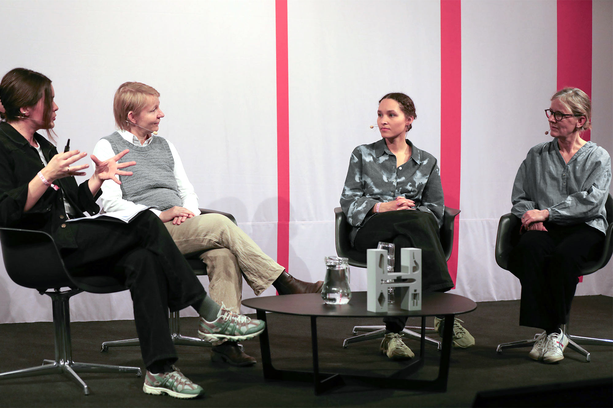 nyheder_highlights_2025_justeret_01c_2000px DR-vært og historiker Cecilie Nielsen, historiker Gunvor Simonsen. vært Nola Grace Gaardmand og producent Ane Saalbach diskuterer DR-serien "Slave af Danmark" og Danmarks fortid som kolonimagt. Foto: Nikolaj Carlsen.