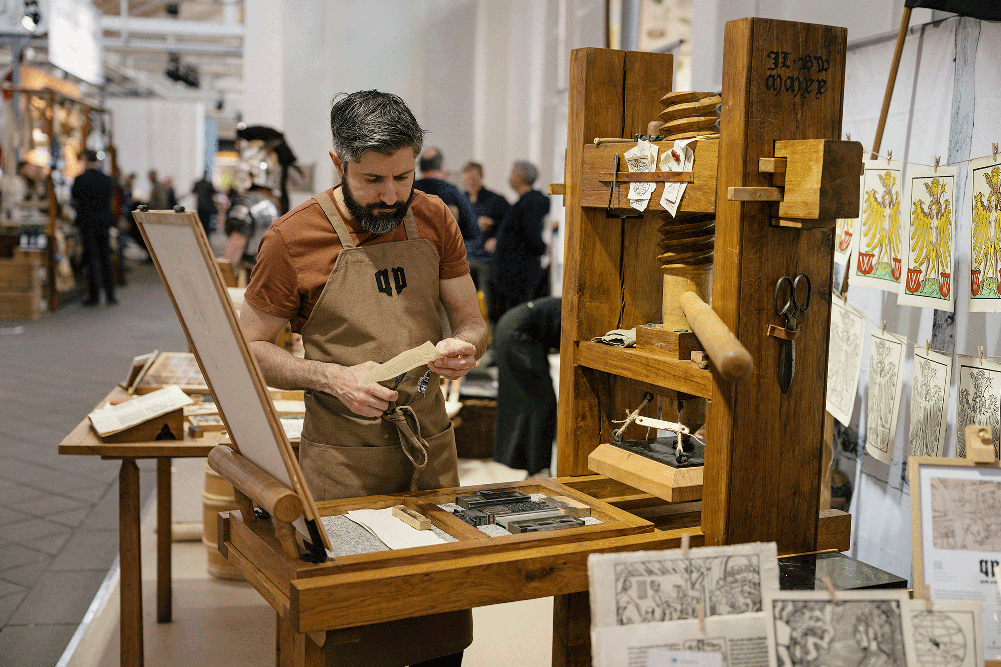 Jorge Larquito fra Historisk Boghåndværk er klar til at demonstrere, hvordan 1400-tallets første trykpresser virkede. Foto: Martin Dam Kristensen.