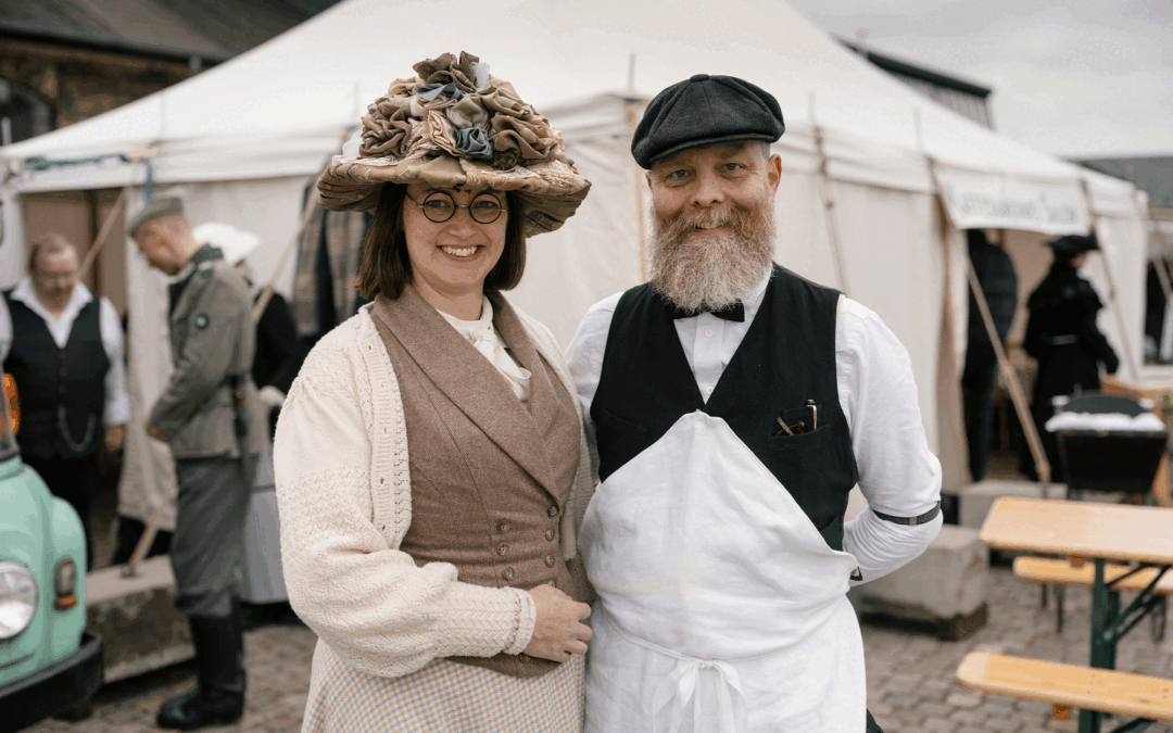 Mange frivillige foreninger og reenactere bruger weekenden på at gøre Historiske Dage til en helt særlig oplevelse for gæsterne. Her to medarbejdere i "Kaffedamernes salon"- Foto: Martin Dam Kristensen.