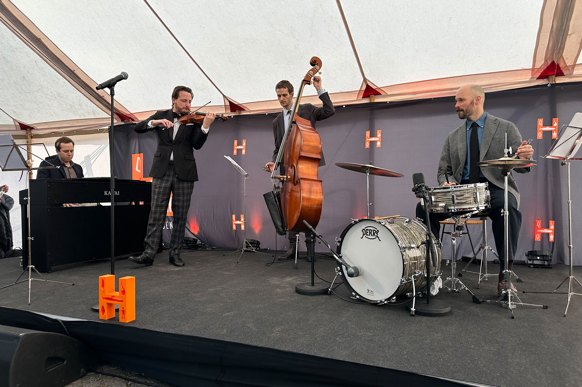 nyheder_niklas_walentin_snorre_kirk_2000px Violinist Niklas Walentin gav os sammen med Snorre Kirk Trio lydsporene til en række af det 20. århundredes mest populære og tidstypiske danske film og tv-serier. Foto: Nikolaj Carlsen.