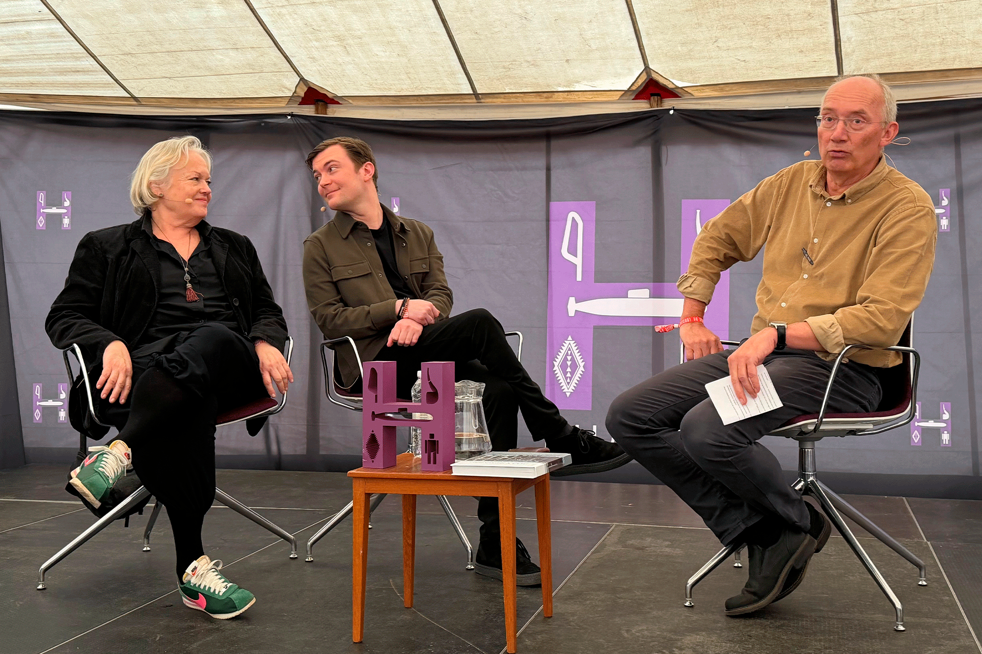 Cand.mag. i teater- og performancestudier Emil Møller Christensen og museumsinspektør på Frederiksbergmuseerne Rikke Rottensten belyser i samtale med journalist og forfatter Niels Krause-Kjær, hvorledes den tyske besættelse påvirkede Frederiksbergs teaterliv, der trods krigens mørke og utryghed oplevede en blomstringstid. Foto: Nikolaj Carlsen.