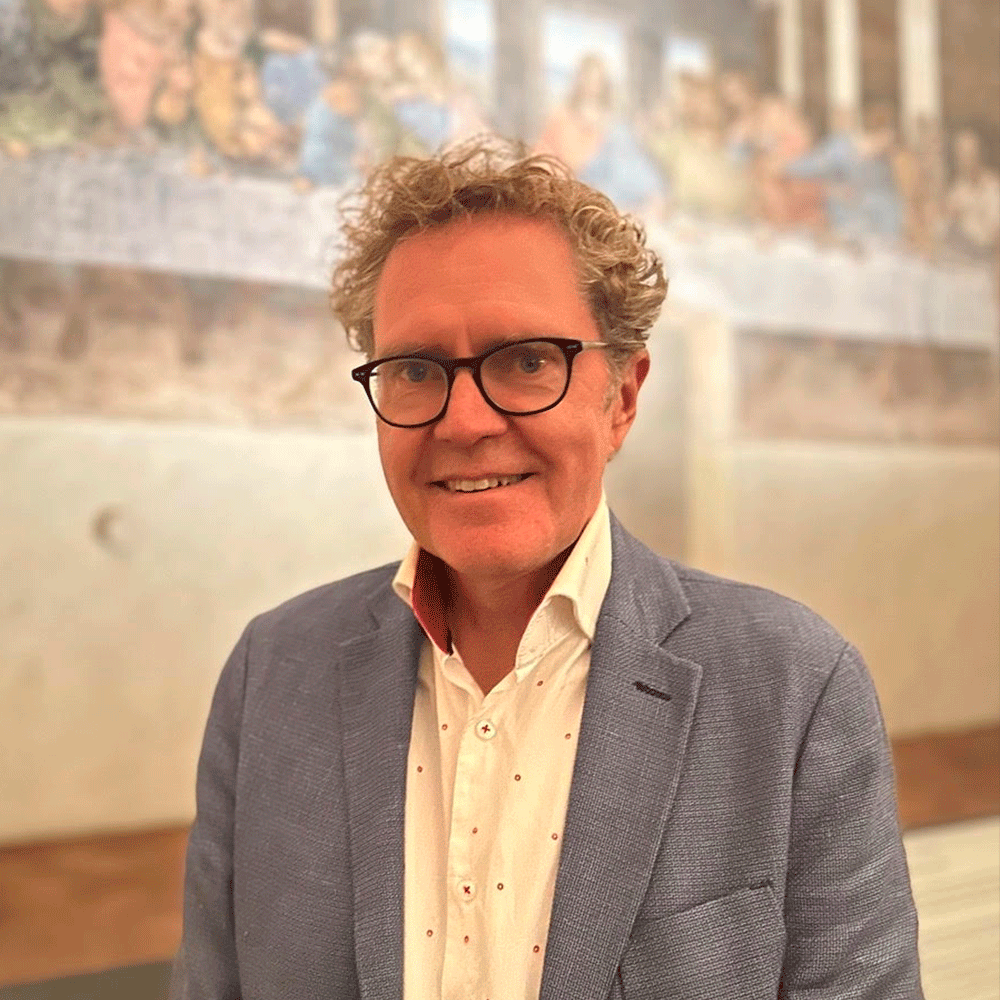 Italien var centrum for Europas første store imperium og hjemsted for renæssancen. Landet har lagt jord til store personligheder som Julius Cæsar, Frans af Assisi og Giuseppe Garibaldi – og intrigante paver, hærgende barbarer og kunstneriske genier. Den canadiske historiker og forfatter Ross King tager os med på en panoramisk gennemgang af tre tusind års italiensk historie.