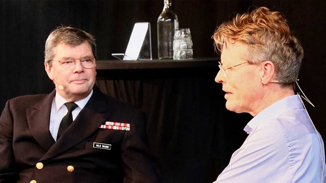 Kontreadmiral Nils Wang og historiker Bo Lidegaard diskuterer Danmarks krigsindsats.