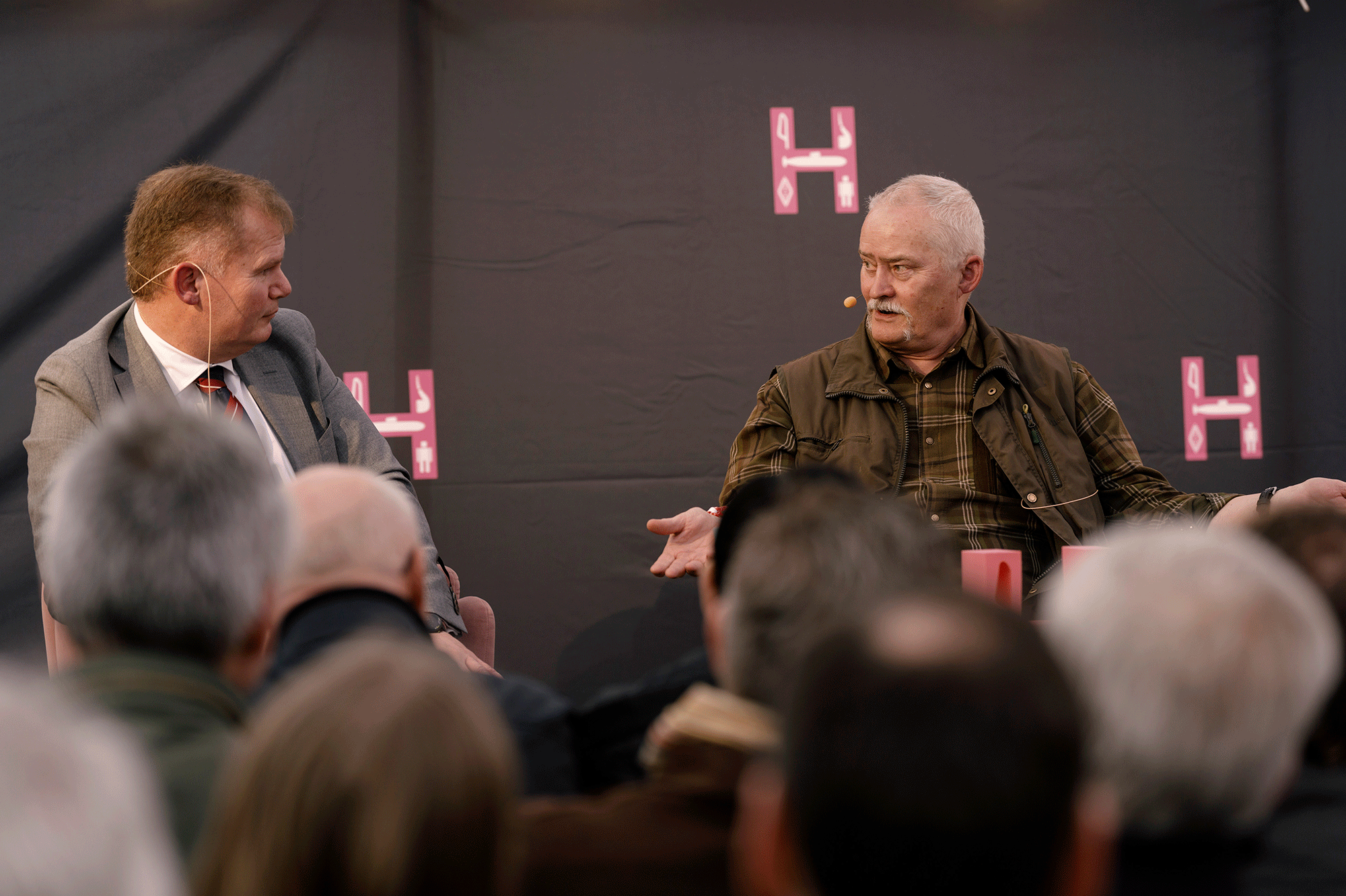 Seniorforsker Steen Andersen fra Rigsarkivet taler med tidligere oberst Lars R. Møller om, hvordan Danmark reelt indgik i østblokkens militære strategi under den kolde krig. Foto: Martin Dam Kristensen.