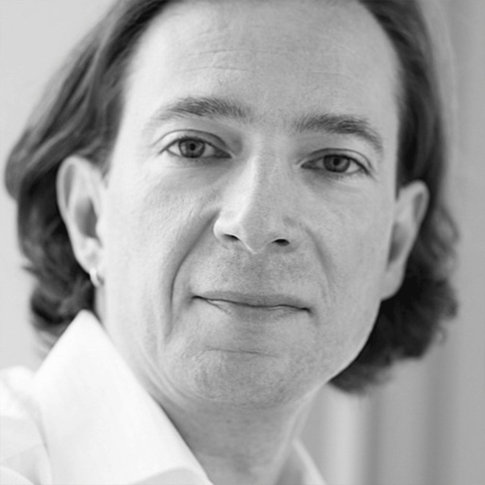 For godt og vel 125 år siden holdt Sigmund Freud det første af sine mange berømte "onsdagsmøder" i en lejlighed i Wien, og disse møder skulle vise sig at blive startskuddet på den moderne psykoanalyse og -terapi. Visionære hoveder som Freud, Jung og Adler skabte en af grundpillerne i vestlig civilisation – løftet om personlig udvikling og helbredelse af psyken gennem en ny og revolutionerende forståelse af sjælen. Den tyske psykolog og forfatter Steve Ayan fører os sammen med journalist og pyskoanalytiker Tine Byrckel gennem historien om psykologiens århundrede – fra onsdagsmøderne i Fin de Siècle-tidens Wien til verdensomspændende videnskab.