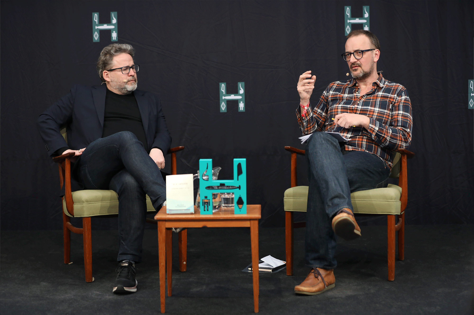 Tyske Wolfram Eilenberger, filosof og forfatter til et trebindsværk om nogle af århundredets største europæiske tænkere, taler med lektor i litteraturhistorie Adam Paulsen om tænkningens 20. århundrede. Foto: Nikolaj Carlsen