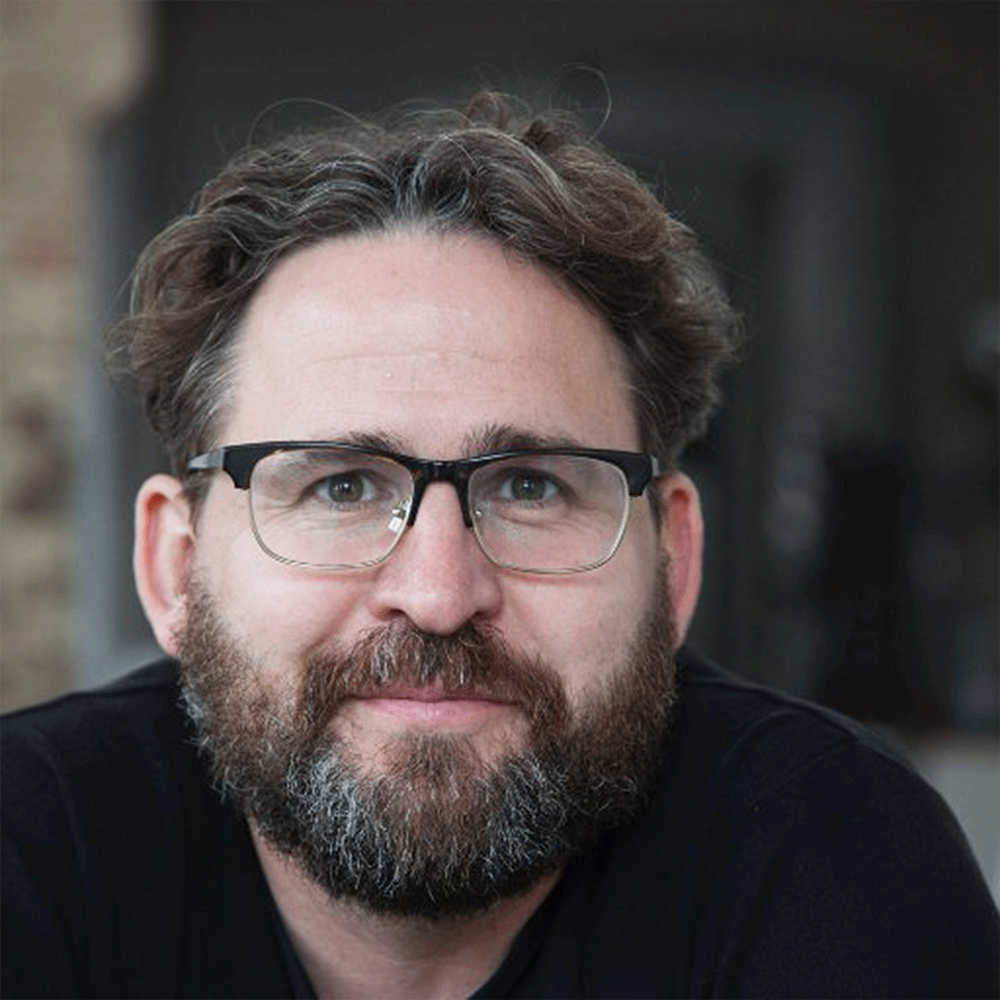 Modernitetens gennembrud og hele to verdenskrige. Kvindefrigørelse, velfærd og studenteroprør. Hvordan har det 20. århundredes begivenheder været med til at forme tænkningen og centrale europæiske ideer som frihed, lighed og demokrati? Tyske Wolfram Eilenberger, filosof og forfatter til et trebindsværk om nogle af århundredets største europæiske tænkere, taler med lektor i litteraturhistorie Adam Paulsen om tænkerne og deres betydningsfulde ideer.